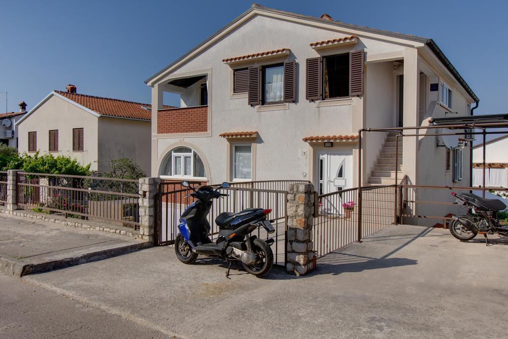 Apartment Nikolina Mali Losinj Ngoại thất bức ảnh